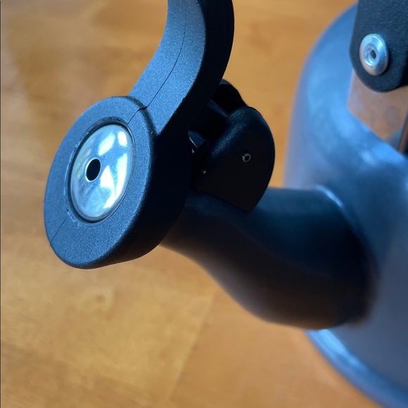 Le Creuset tea kettle - Picture 6 of 11